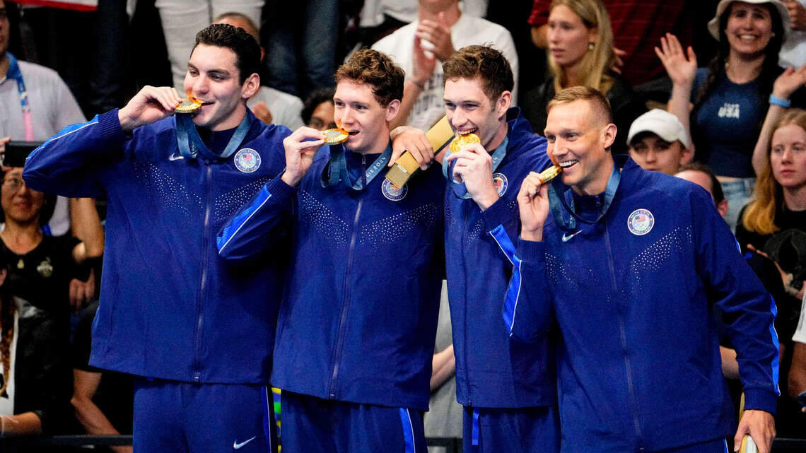 Estados Unidos consigue su primera medalla de oro en París con el relevo masculino en natación