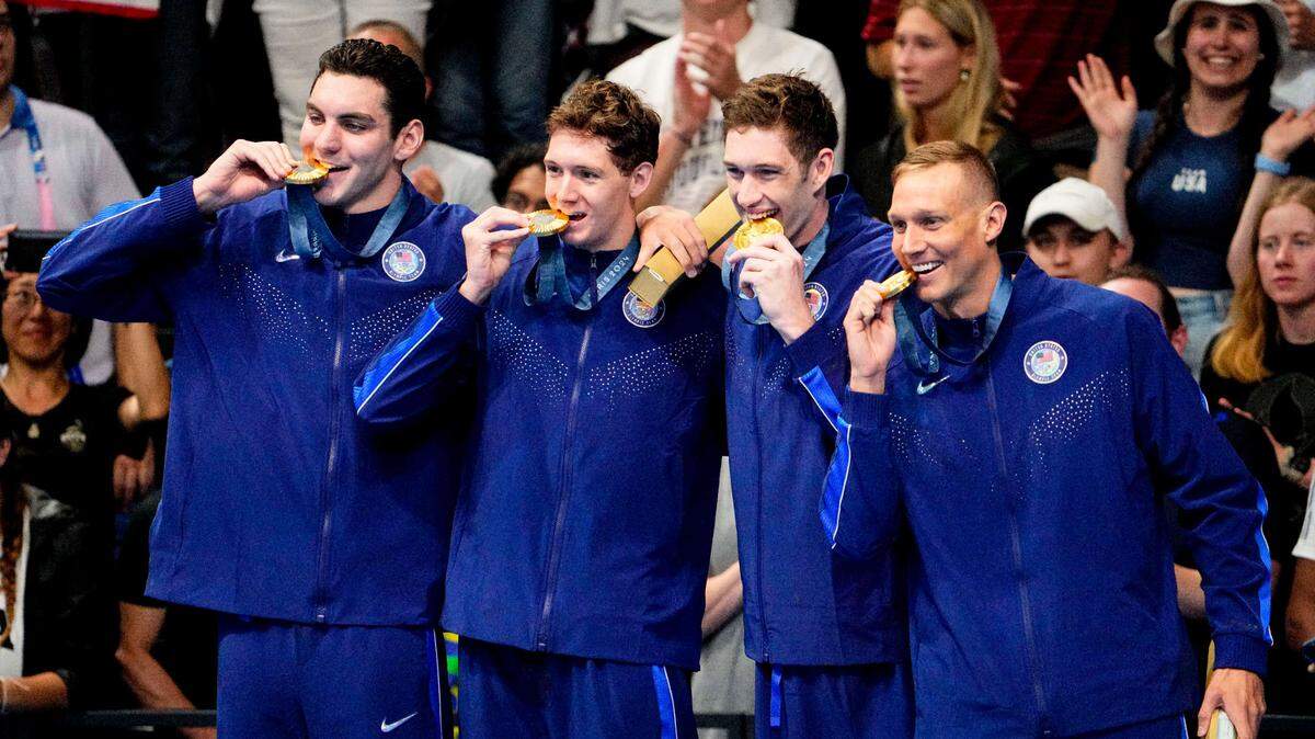 El cuarteto integrado por Jack Alexy, Chris Guiliano, Hunter Armstrong y Caeleb Dressel (de izq, a der.) le dio a Estados Unidos su primera medalla de oro en los Juegos de París al ganar el relevo 4 x 100 metros libres, el 27 de julio de 2024 en la capital francesa.