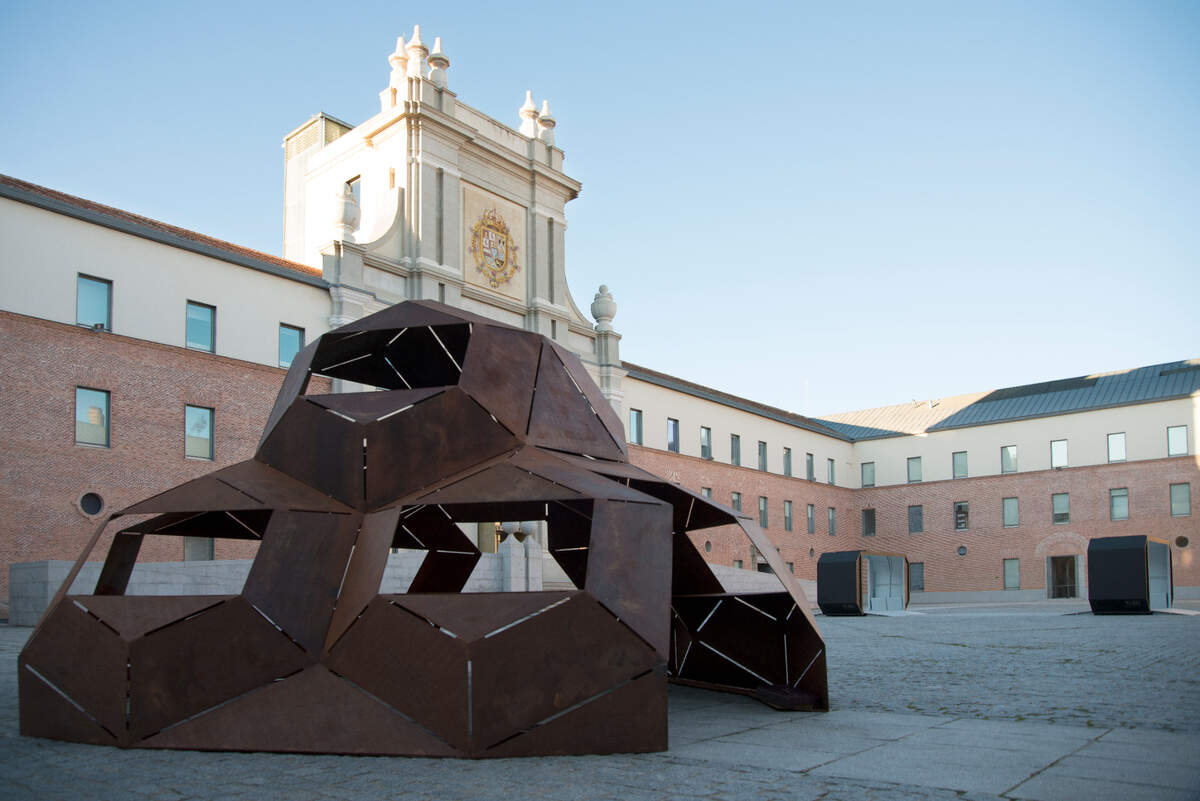 ‘Refugio’, 2019, acero cortén, 9.51 x 19 x 19 pies (290 x 580 x 580 cm).