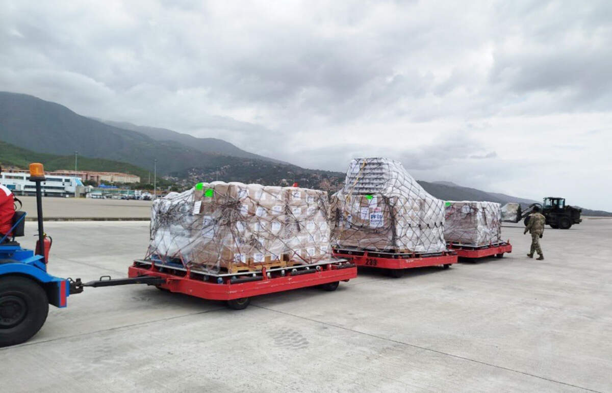 La ayuda humanitaria de Food For The Poor llega a Venezuela por vía aérea, mientras la organización continúa entregando asistencia de emergencia a través de socios locales de confianza que atienden a las comunidades afectadas por el terremoto.