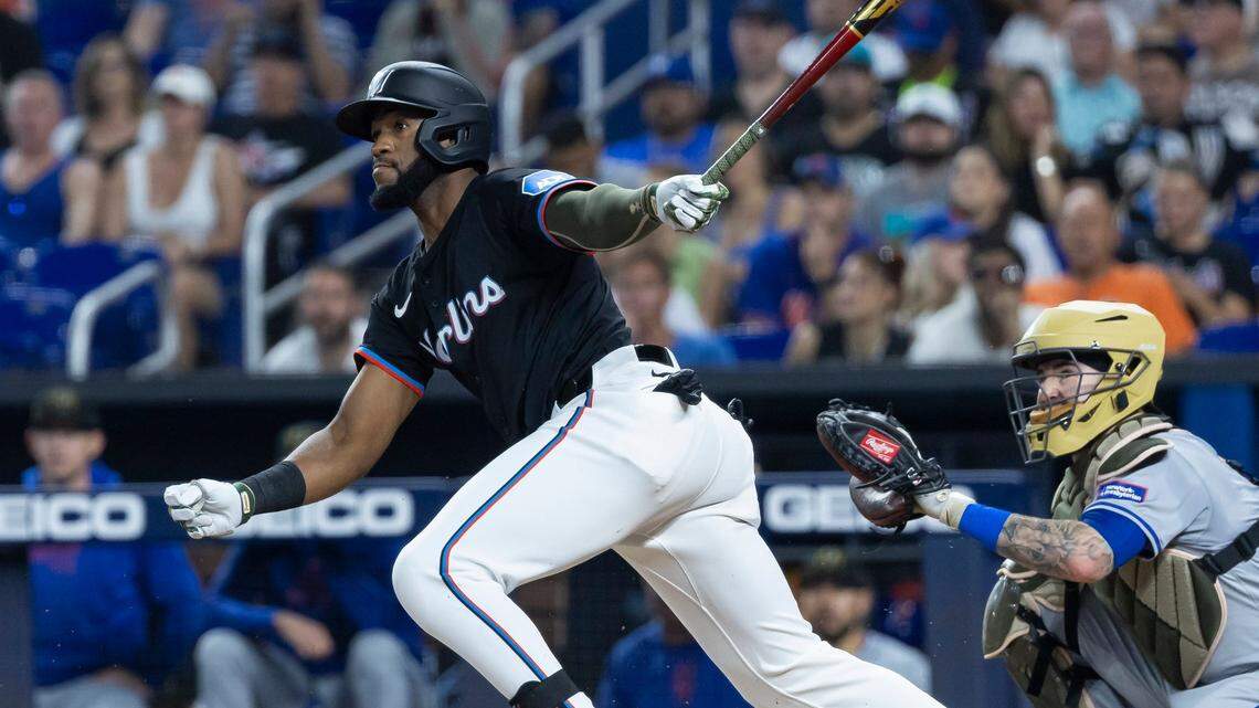 El jardinero dominicano Bryan de la Cruz fue cambiado este martes a los Padres de San Diego .