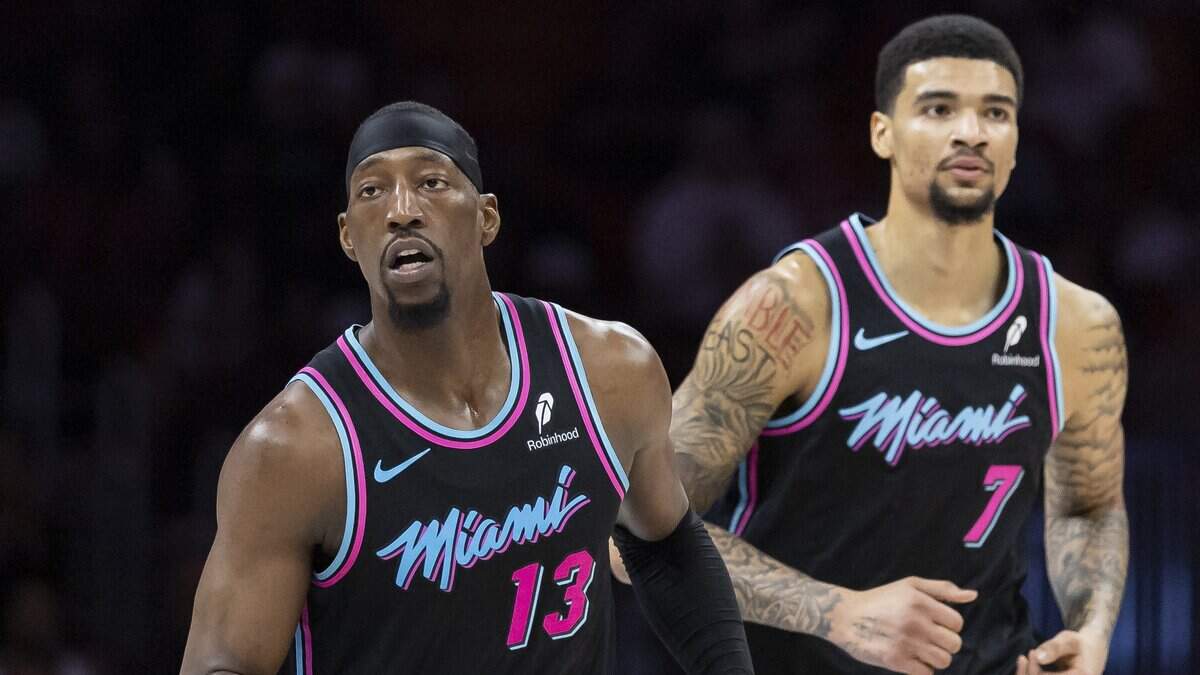 Los jugadores del Heat Bam Adebayo (13) y Kel’el Ware (7) reaccionan tras una jugada contra los Rockets de Hosuton, en el partido celebrado el 28 de febrero de 2026, en Miami.