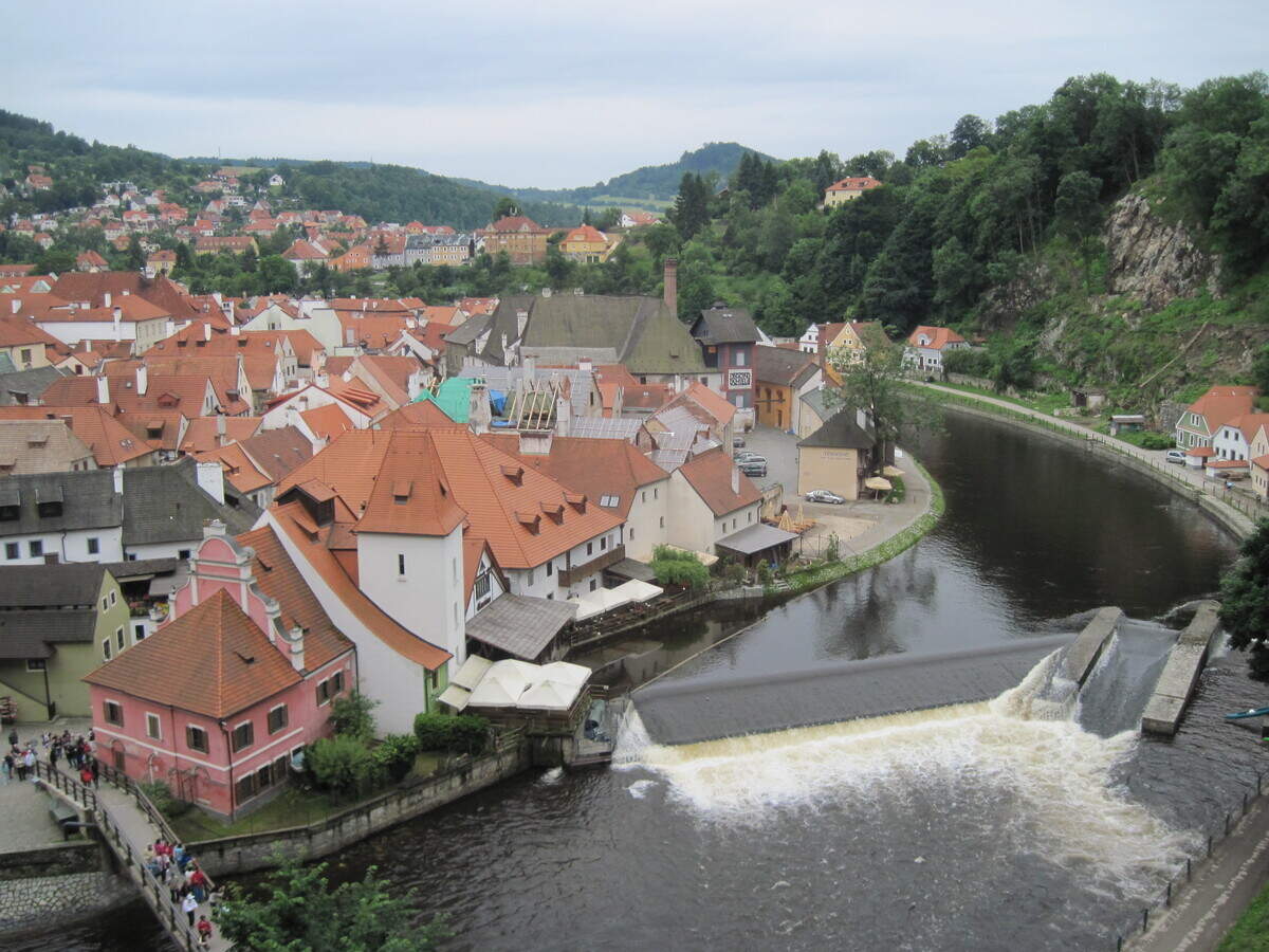 El popular puente de madera (Lazebnicky) y el Río Moldava.