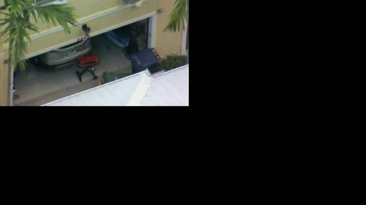 Tres personas, un hombre, su esposa y la pequeña hija de ambos, estaban dentro de la casa, según la policía de Wilton Manors.