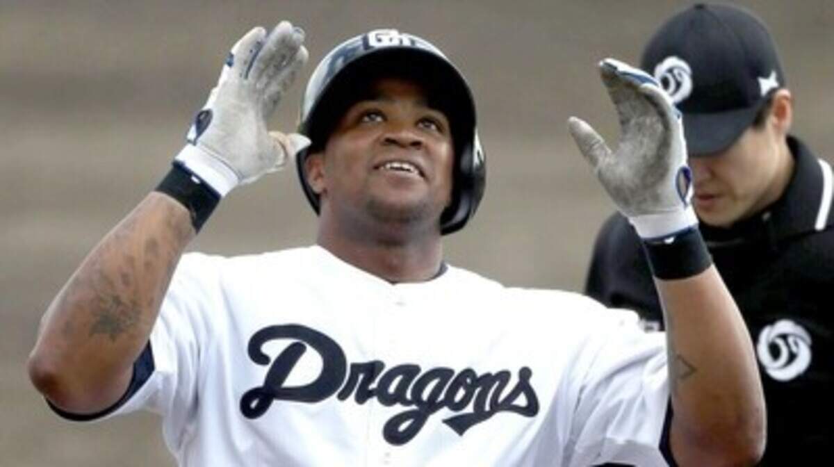 Dayán Viciedo extiende con los Dragones de Chunichi en la pelota japonesa.