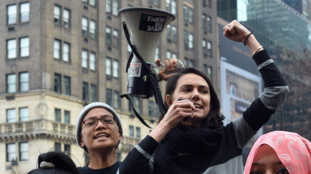 Manifestantes se concentran frente al Hotel Plaza el 11 de diciembre, 2015, en Nueva York, donde el aspirante a presidente republicano Donald Trump se encuentra en un almuerzo de recaudación de fondos para el Partido Republicano de Pennsylvania.