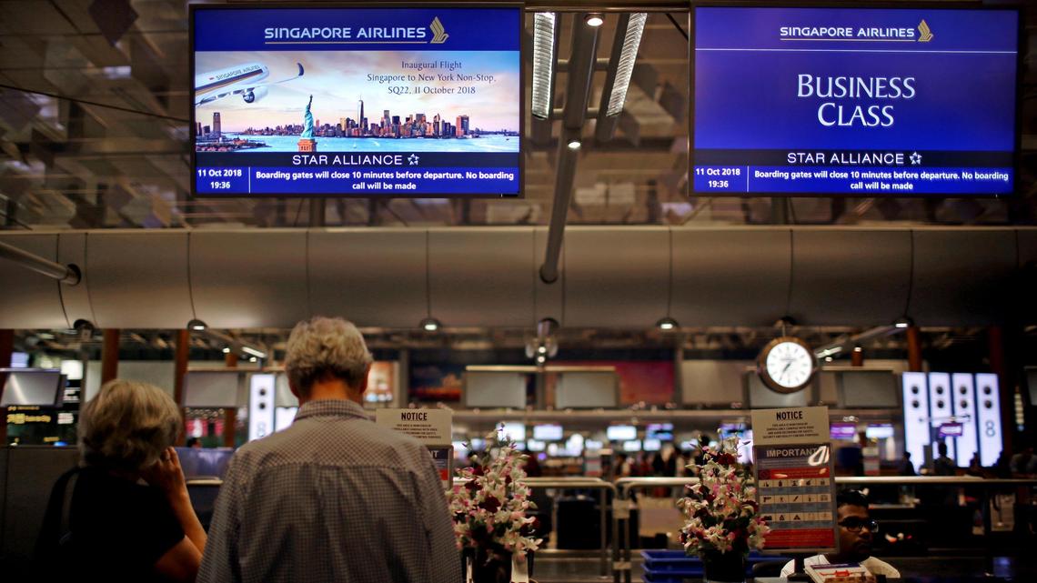 Los pasajeros esperan en los mostradores de facturación el jueves 11 de octubre de 2018, en Singapur, poco antes de emprender el vuelo más largo sin escalas del mundo.