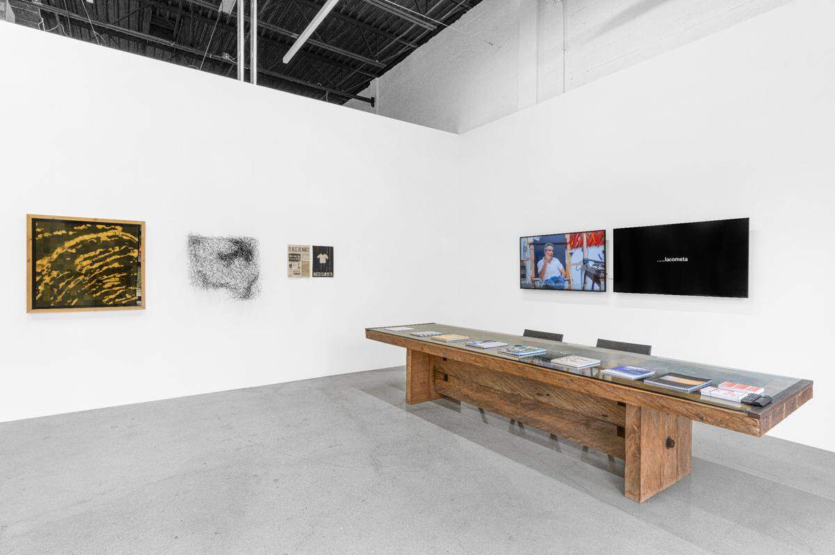 La exhibición inaugural de La Cometa Miami incluye las muestras “Perpetuo”, de Camilo Restrepo, “Intersecciones Aleatorias II”, de Ricardo Cárdenas y la instalación “400 golpes”, de Miguel Ángel Rojas, en torno a la Amazonía.