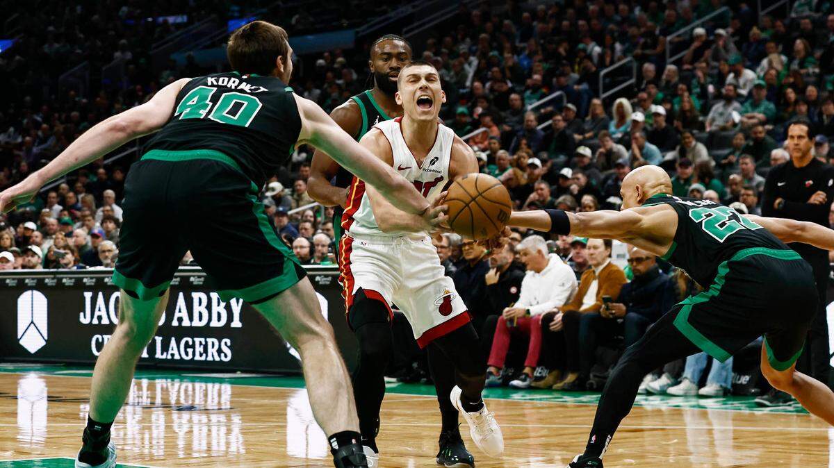 El jugador del Heat de Miami Tyler Herro trata de superar la defensa de los Celtics, en el partido celebrado el 2 de diciembre de 2024 en el TD Garden de Boston.
