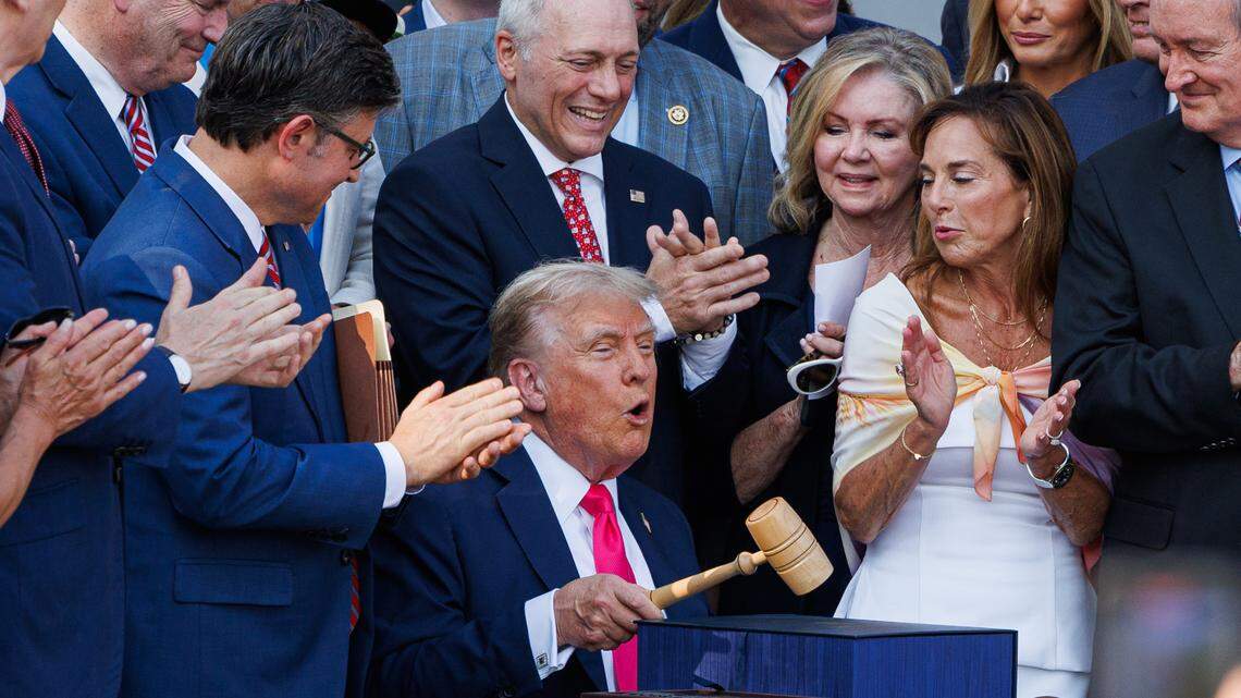 El presidente Donald Trump firmó el ‘One Big Beautiful Bill Act’ el 4 de julio en la Casa Blanca el 4 de julio. Los cambios en deducciones y ajustes fiscales benefician a trabajadores que cobran propinas, que hacen horas extras e incluye un bono para adultos mayores. También exige que los padres tengan Seguro Social para reclamar el Crédito Tributario por Hijo.