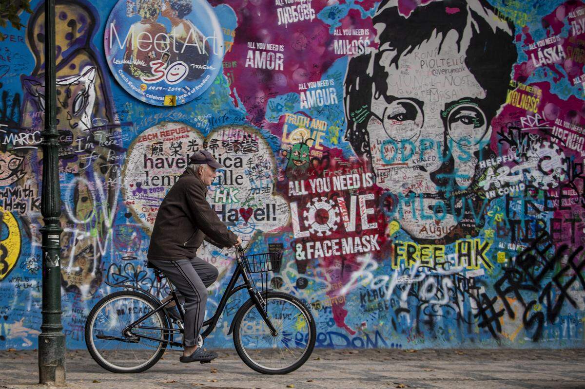 El Muro de John Lennon, creado como homenaje al músico tras su muerte. 
