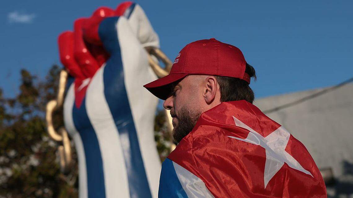 Personas asisten a una manifestación por una Cuba Libre que congregó a líderes políticos, activistas, artistas y miembros de la comunidad en apoyo a la libertad de Cuba, el 24 de marzo de 2026 en Hialeah, Florida.