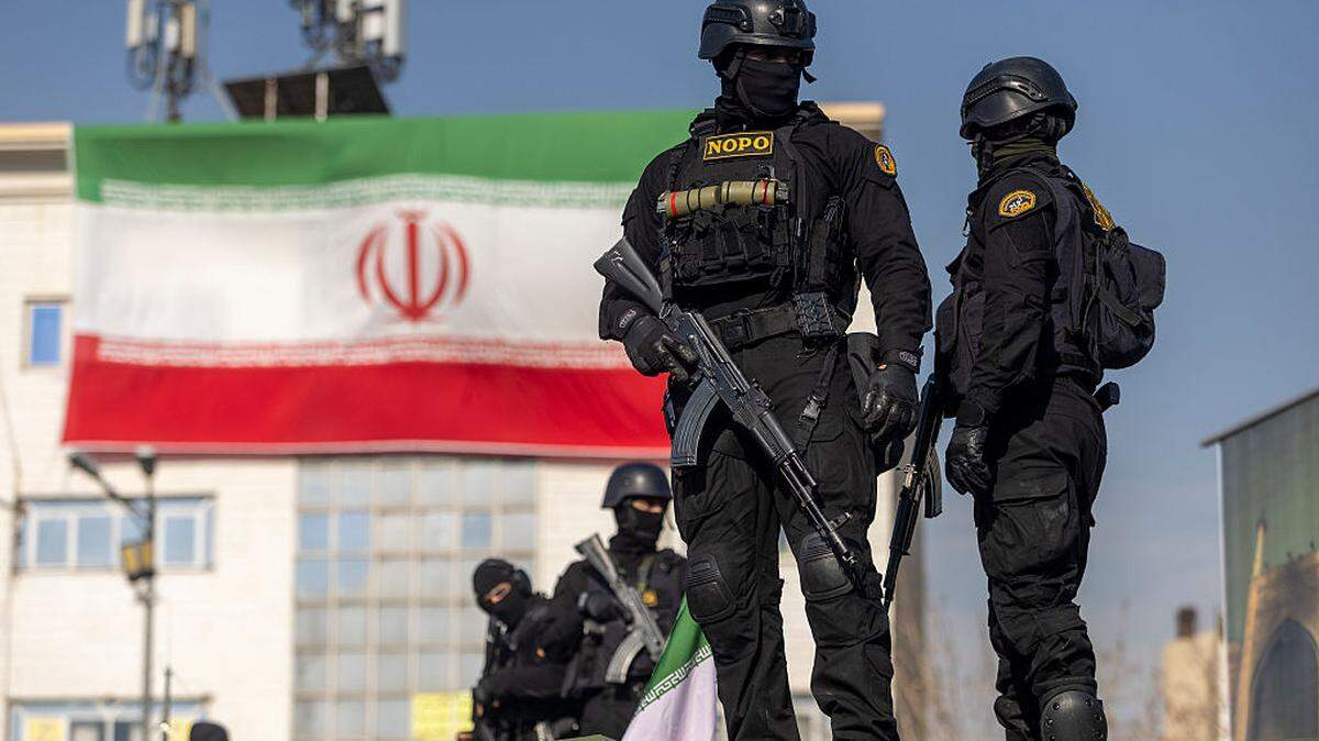 Agentes de seguridad vigilan una manifestación a favor del gobierno, el lunes 12 de enero de 2026 en Teherán, Irán.