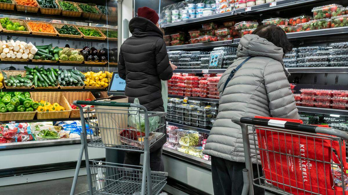 Dos mujeres realizan compras en un supermercado Whole Foods Market en Nueva York, el viernes 16 de febrero de 2024.