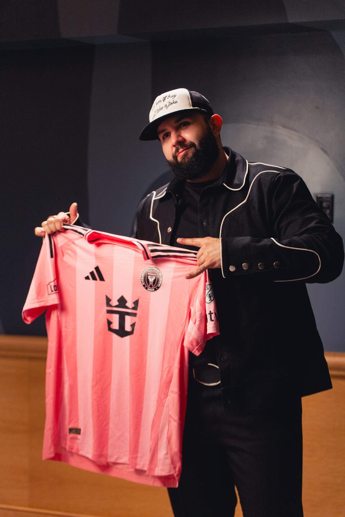 Carín León con la camiseta del Inter Miami