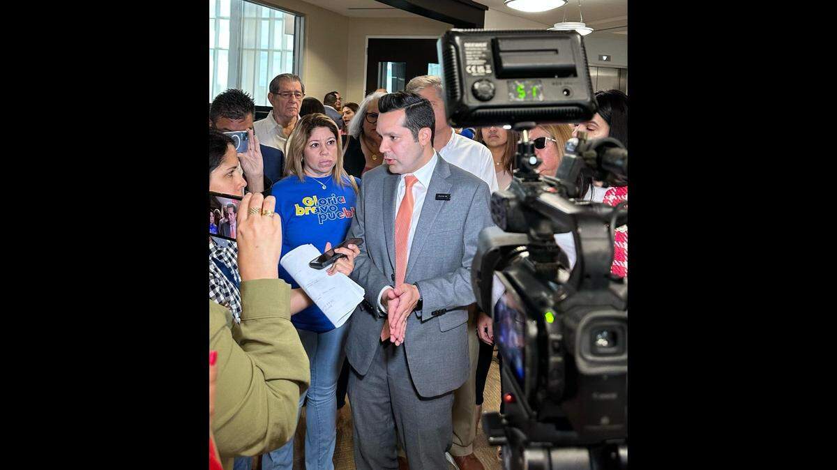 El concejal de Doral, Rafael Pineyro, se dirige a los medios de comunicación después de que el concejo municipal aprobara por unanimidad una resolución que él patrocinó, instando al presidente Trump a encontrar una solución para los venezolanos “respetuosos de la ley” luego de la revocación del TPS.