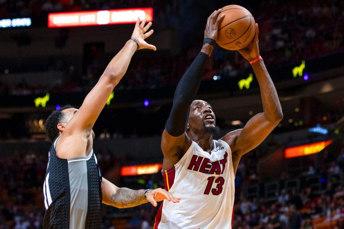 El jugador del Heat Bam Adebayo tira al aro ante la marca de Trey Lyles, de los Kings de Sacramento, en el partido celebrado el 28 de marzo de 2022 en Miami.