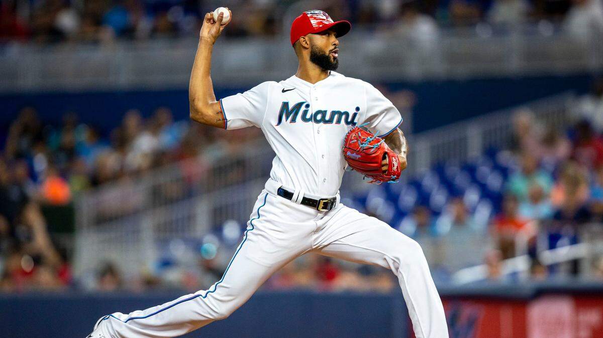 El abridor de los Marlins Sandy Alcántara lanza en el primer inning del partido ante los Angelinos de Los Angeles, celebrado el 5 de julio de 2022 en Miami.