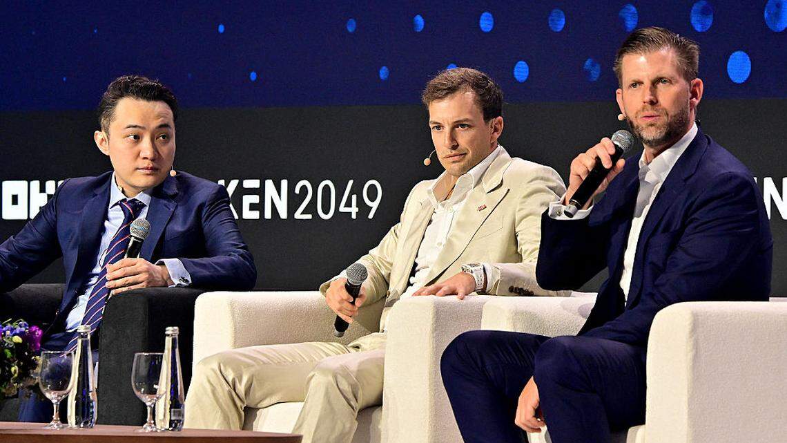 El empresario de origen chino Justin Sun (izq.), Eric Trump (der.) y el confundador  de World Liberty Zach Witkoff participan en una sesión durante la conferencia de criptomonedas Token 2049 en Dubai, Emiratos Árabes Unidos,  el 1 de mayo de 2025. 