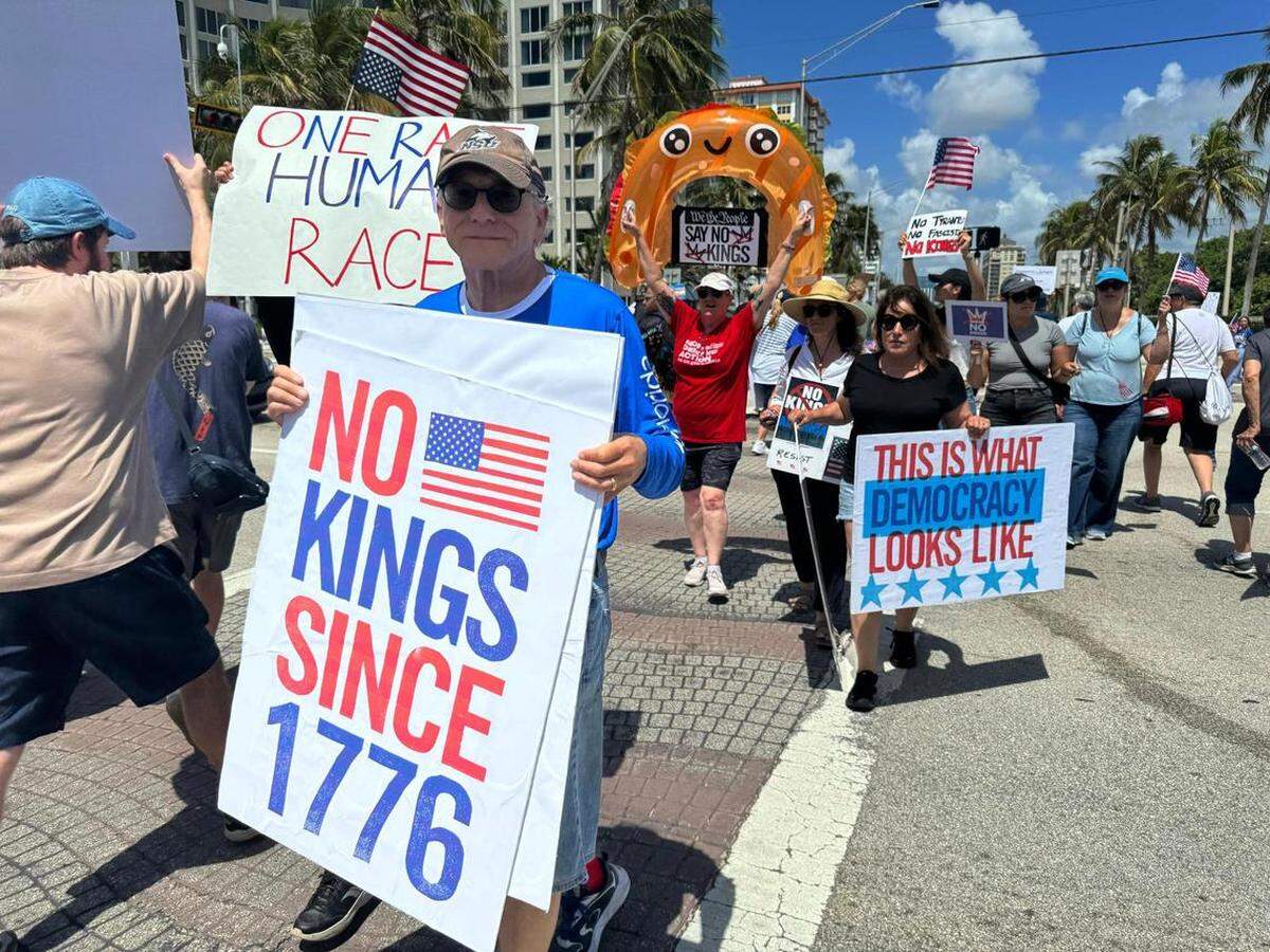 Protestas en Fort Lauderdale, Florida, durante las protestas “Sin Reyes” contra Trump planeadas en todo el sur de Florida para el 14 de junio de 2025. Carl Juste cjuste@miamiherald.com