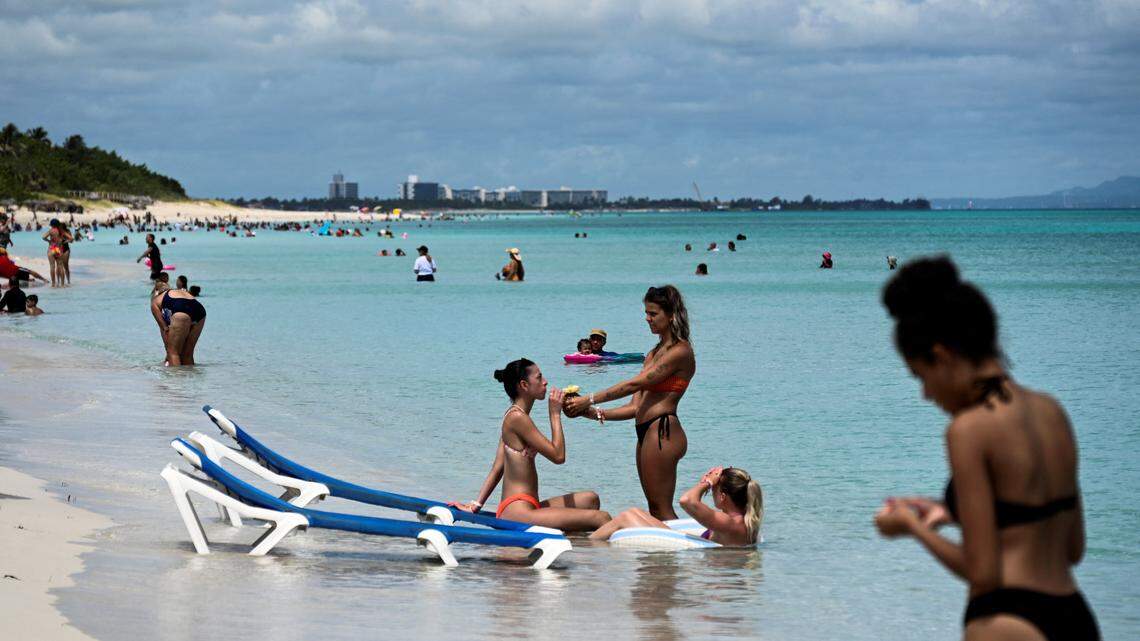 Turistas disfrutan del día en la playa de Varadero, en la provincia de Matanzas, Cuba, el 8 de junio de 2024.