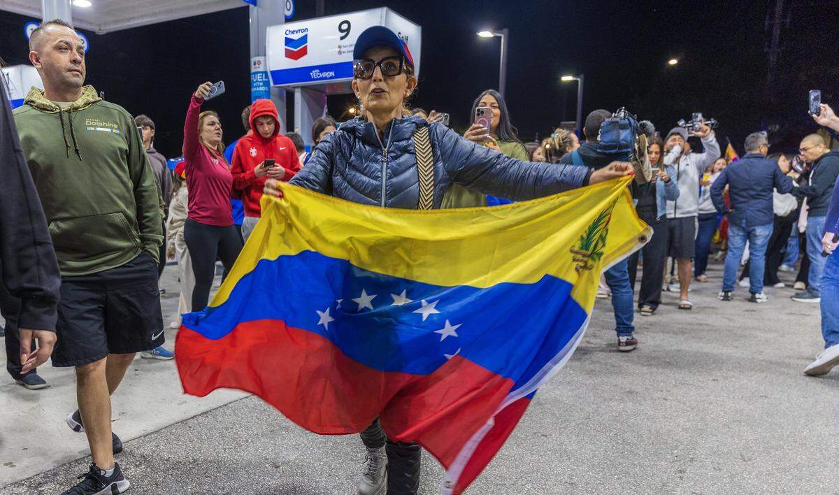 Arlette Sosa estuvo entre los venezolanos exiliados que viven en el sur de Florida y que celebraron frente a El Arepazo, en Doral, Florida, después de que Estados Unidos atacara Venezuela y capturara al líder venezolano Nicolás Maduro, el 3 de enero de 2026.