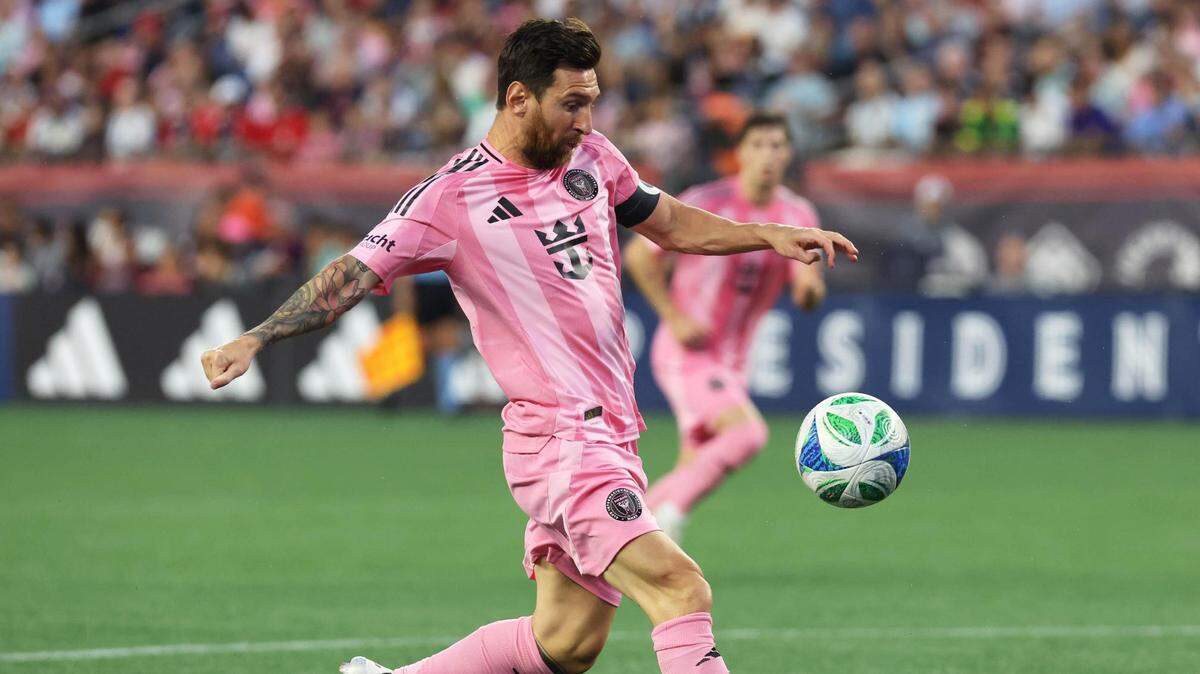 El astro del Inter Miami Lionel Messi anota un gol ante New England Revolution, en el partido de la MLS celebrado el 9 de julio de 2025 en Foxborough, Massachusetts.