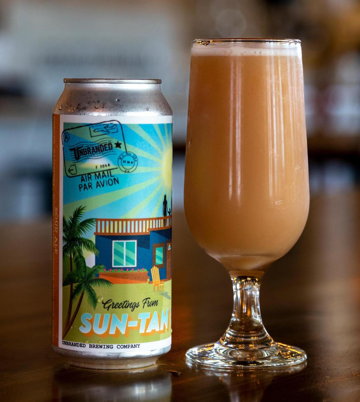 La cerveza Sun-Tan Village es parte de una serie de cervezas sobre los vecindarios más emblemáticos de Hialeah, producida por la cervecería Unbranded Brewing Co, ubicada en Leah District, al este de la municipalidad. 5 de enero, 2023 - Hialeah, FL-