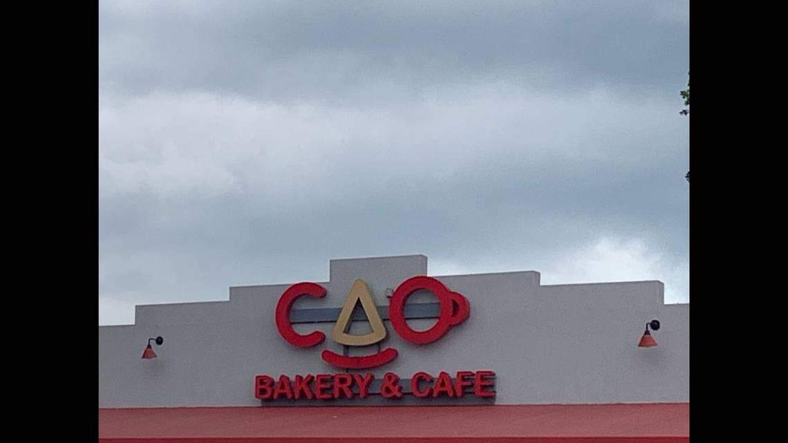 Emitien Órdenes para detener la Venta y Órdenes para detener el Uso en alimentos y equipos en una CAO Bakery de Miami.