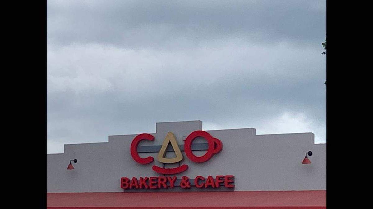 Emitien Órdenes para detener la Venta y Órdenes para detener el Uso en alimentos y equipos en una CAO Bakery de Miami.