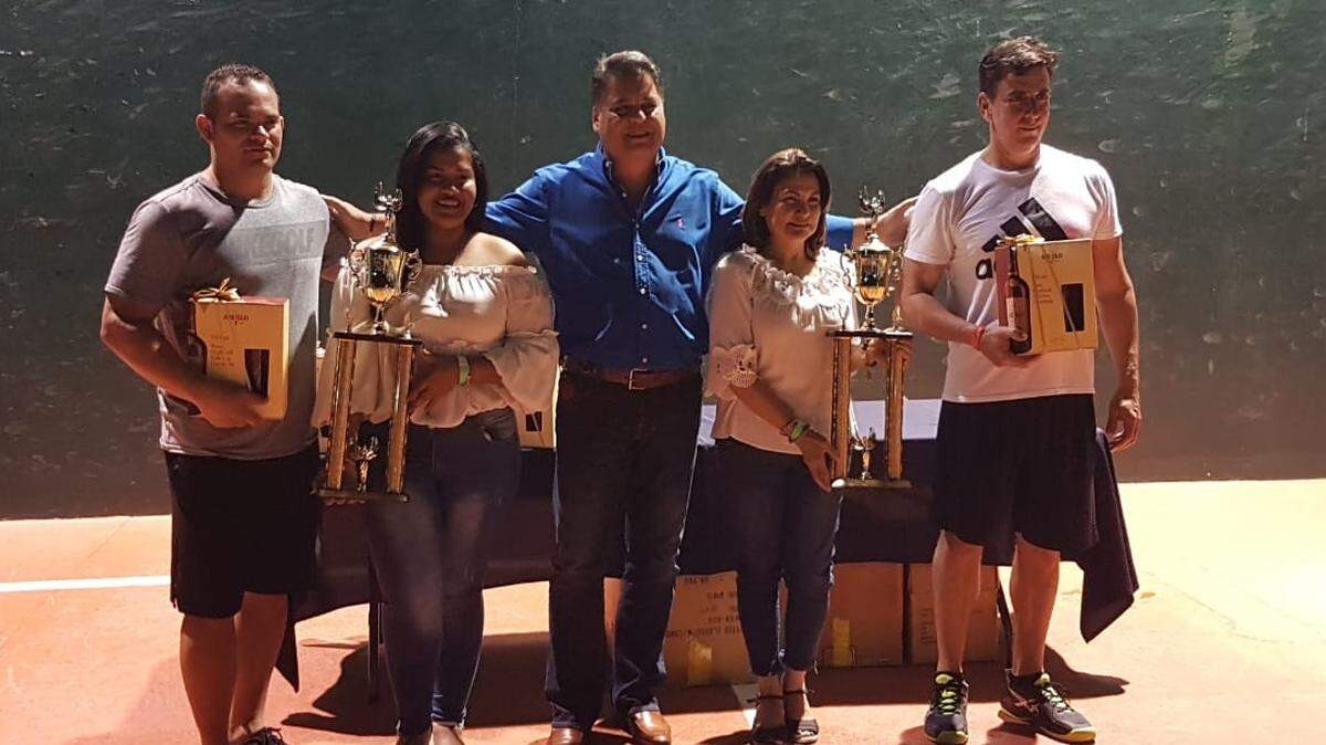 La dupla estadounidense integrada por Fidel Pérez y José Ramón Bolaños posan con sus trofeos tras ganar la 3ra edición del torneo internacional de frontenis “Panamá Open 2019”.