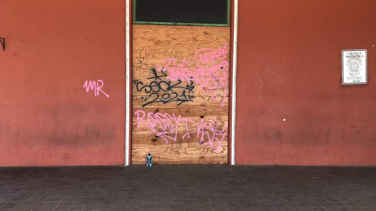 En los alrededores de la estación de Tri Rail Hialeah Market se ubica un edificio dispuesto para comercios que está abandonado, esta zona sería incluida en el proyecto de la Agencia de Reurbanización Comunitaria (CRA) en la ciudad de Hialeah, si se concreta