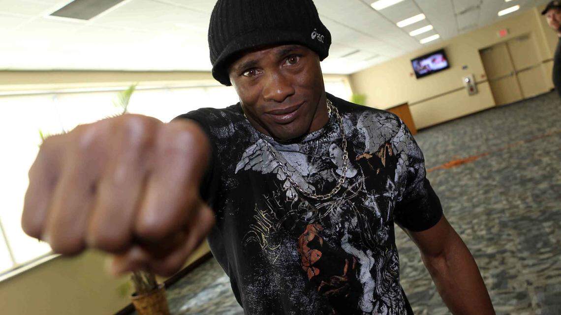 Alexis Vila durante una conferencia de prensa para anunciar una pelea en febrero del 2011.