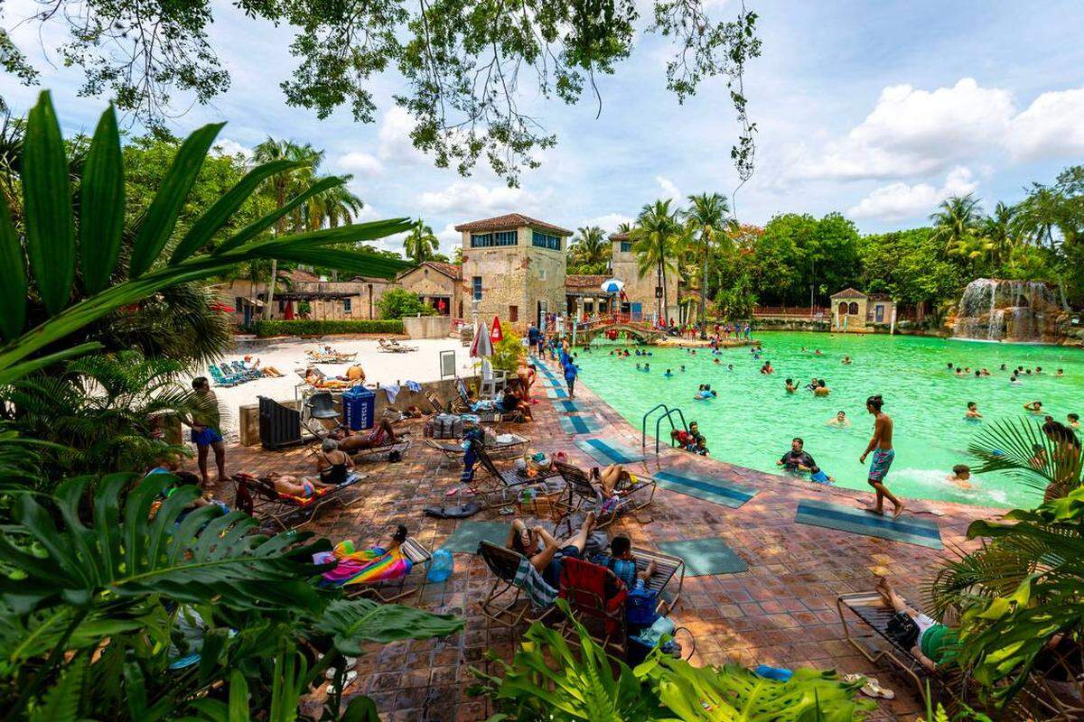 El excesivo calor ha mandado a los surfloridanos a buscar alivio en piscinas, como en la Venetian Pool, el miércoles 28 de junio de 2023, en Coral Gables, Florida.