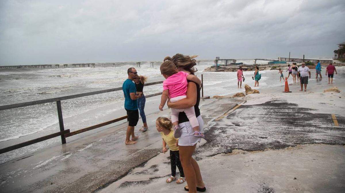 Curiosos se reúnen en Fort Myers Beach, Florida, para observar al Golfo de México en momentos en que el huracán Helene pasaba el jueves 26 de septiembre de 2024.