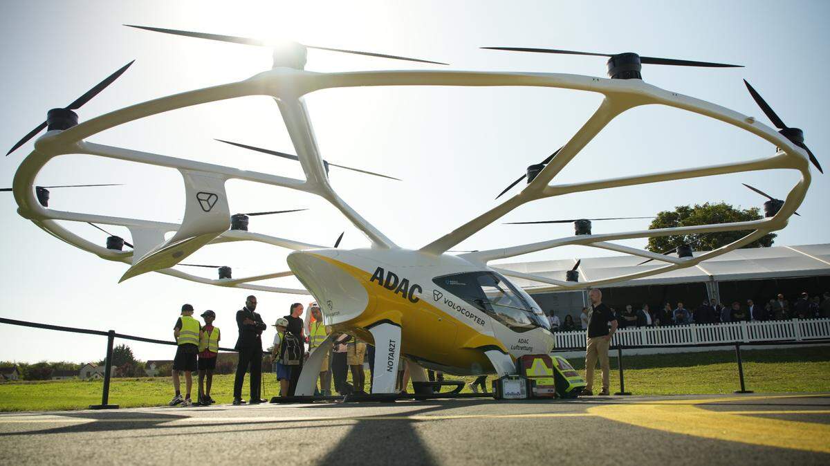 Un taxi volador de la empresa alemana Volocopter está estacionado en una pista de aterrizaje en Saint-Cyr-I’Ecole, en Francia, el 8 de agosto de 2024.