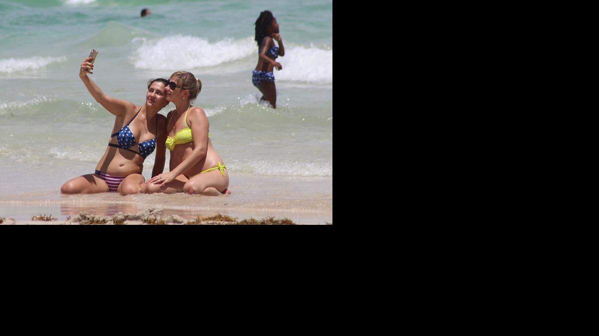 Turistas se refrescan del calor en Miami Beach.