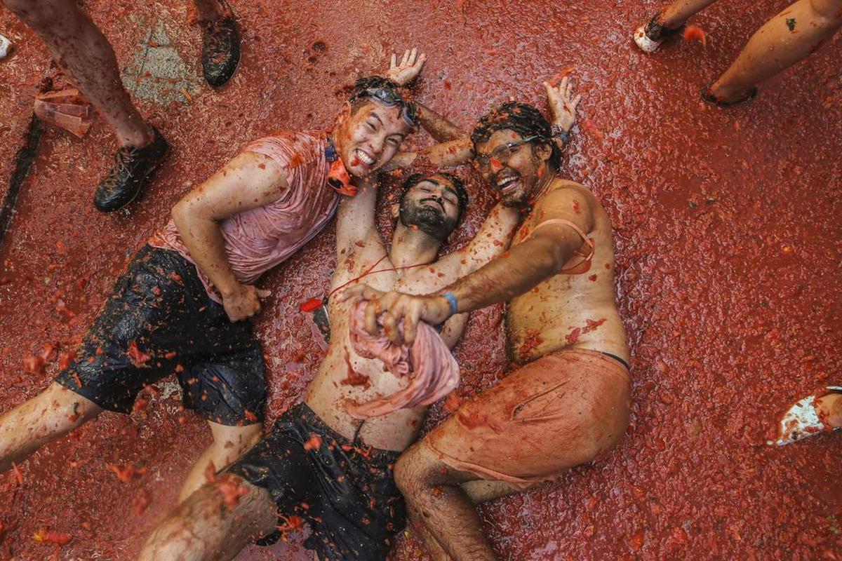 Juerguistas se tiran tomates unos a otros durante la fiesta anual “Tomatina”, una pelea de tomates en el pueblo de Buñol, cerca de Valencia, España, el miércoles 31 de agosto de 2022.(Foto AP/Alberto Saiz)