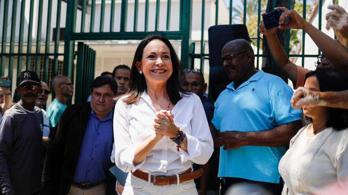 María Corina Machado, líder de la oposición del partido Vente Venezuela, se encuentra frente a la sede de su partido  el 29 de enero de 2024, en Caracas, Venezuela. 