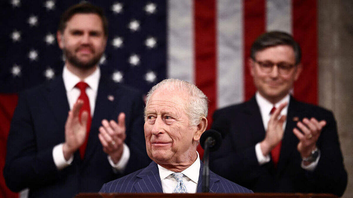 El vicepresidente de Estados Unidos, JD Vance, y el presidente de la Cámara de Representantes, Mike Johnson, aplauden mientras el rey Carlos III de Gran Bretaña llega para dirigirse a una sesión conjunta del Congreso en el Salón de la Cámara de Representantes, en el Capitolio de Estados Unidos en Washington, DC, el martes 28 de abril de 2026.