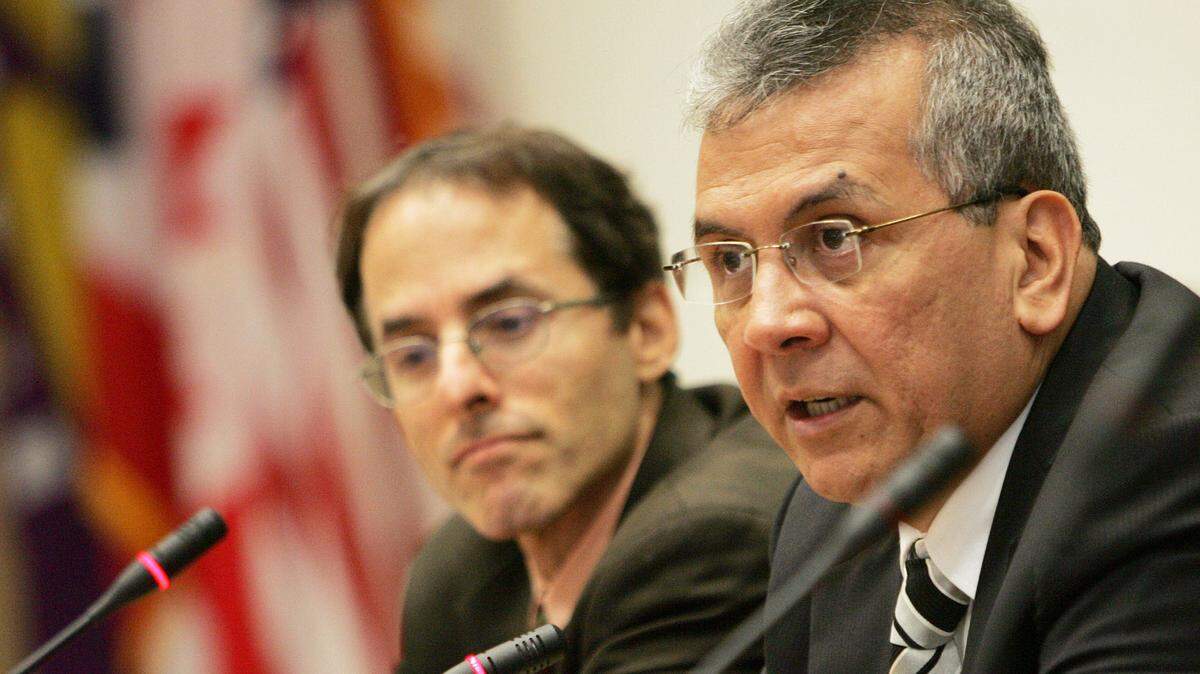 Foto de archivo que muestra a Rodrigo Cabezas (der.), entonces ministro de Finanzas de Venezuela, durante una conferencia el 23 de octubre de 2007 en Washington, DC.