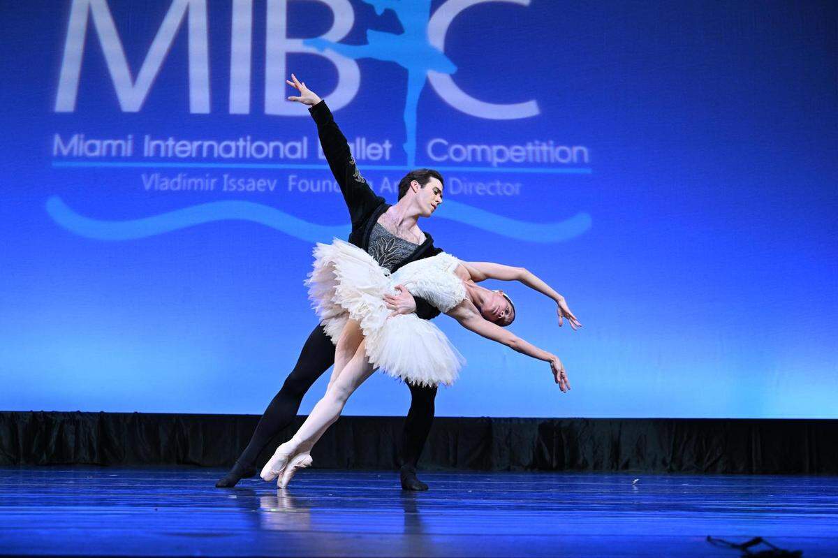 Karina González y Connor Wals, bailarines del Houston Ballet, se presentaron como artistas invitados en la Gala de la Miami International Ballet Competition (MIBC) de 2025.
