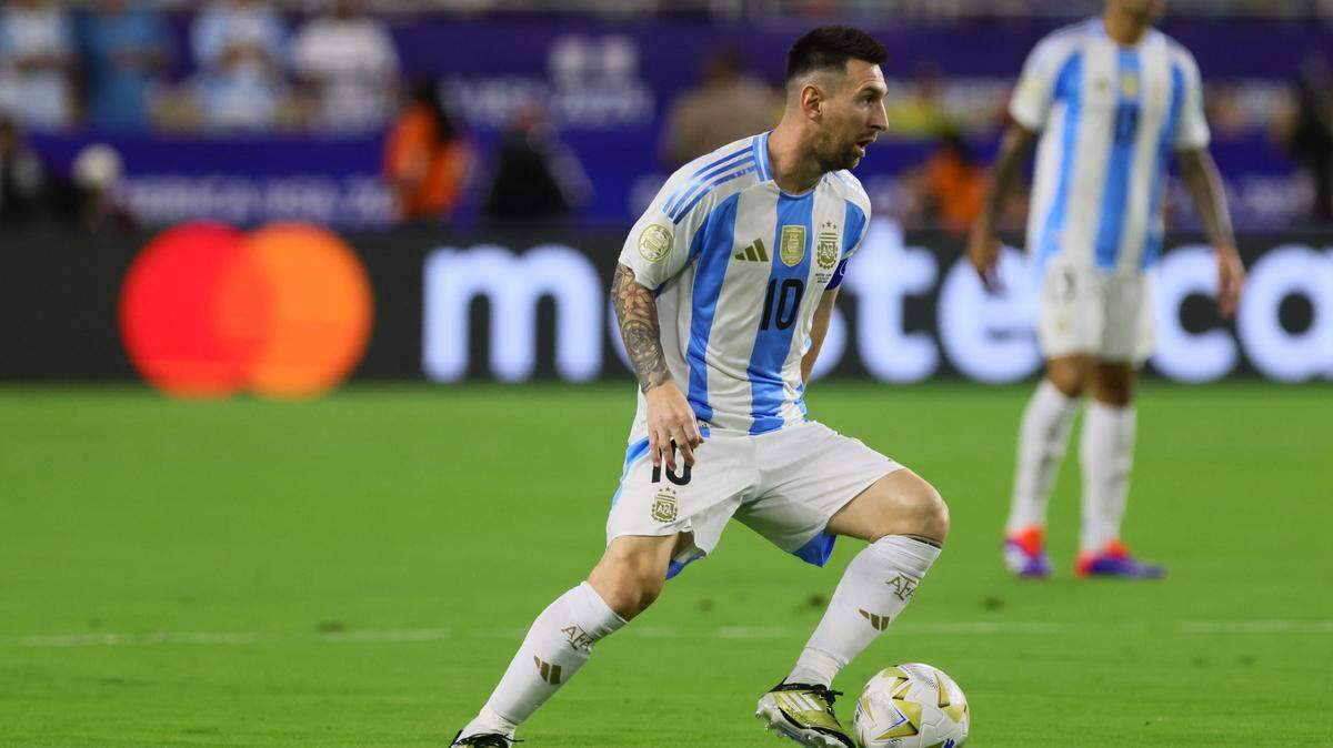 La selección argentina contará con el regreso de Lionel Messi y la baja por suspensión del arquero Emiliano Dibu Martínez para los partidos ante Venezuela y Bolivia por la clasificatoria sudamericana al Mundial 2026, según la lista que se dio a conocer el miércoles.