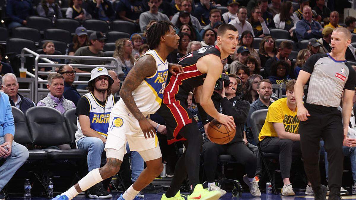 El escolta del Heat Tyler Herro conduce la pelota en el partido ante los Pacers, celebrado el 29 de marzo de 2026 en el Gainbridge Fieldhouse en Indianápolis, Indiana. 