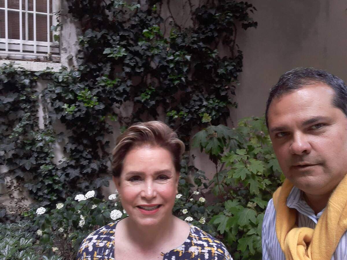 En el libro de 800 páginas aparecen las entrevistas a SAR la Gran Duquesa de Luxemburgo María Teresa Mestre Batista, de quien Navarrete prepara una conversación para este diario, y cuyo esposo, el Gran Duque Henri de Luxemburgo acaba abdicar en favor de su hijo Guillaume.