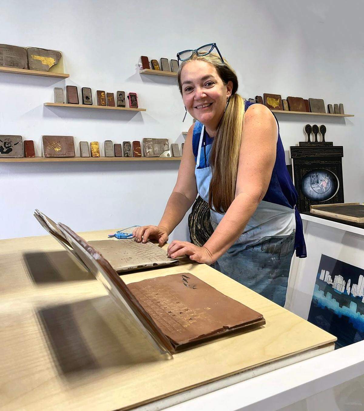 La conocida artista cubana se enfoca esta vez en la falta de civismo que afecta las interacciones en los espacios digitales, mayormente reflejadas en el macrocosmo de las redes sociales a través de ordenadores, teléfonos, Ipads y otros tipos de dispositivos.