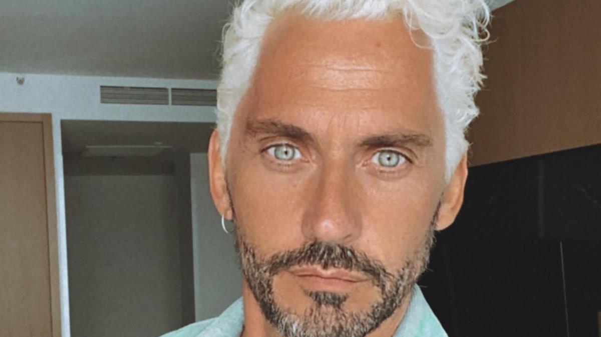 El nuevo look de Paco León para su cumpleaños que compartió con más de millón y medio de seguidores en su cuenta de Twitter.