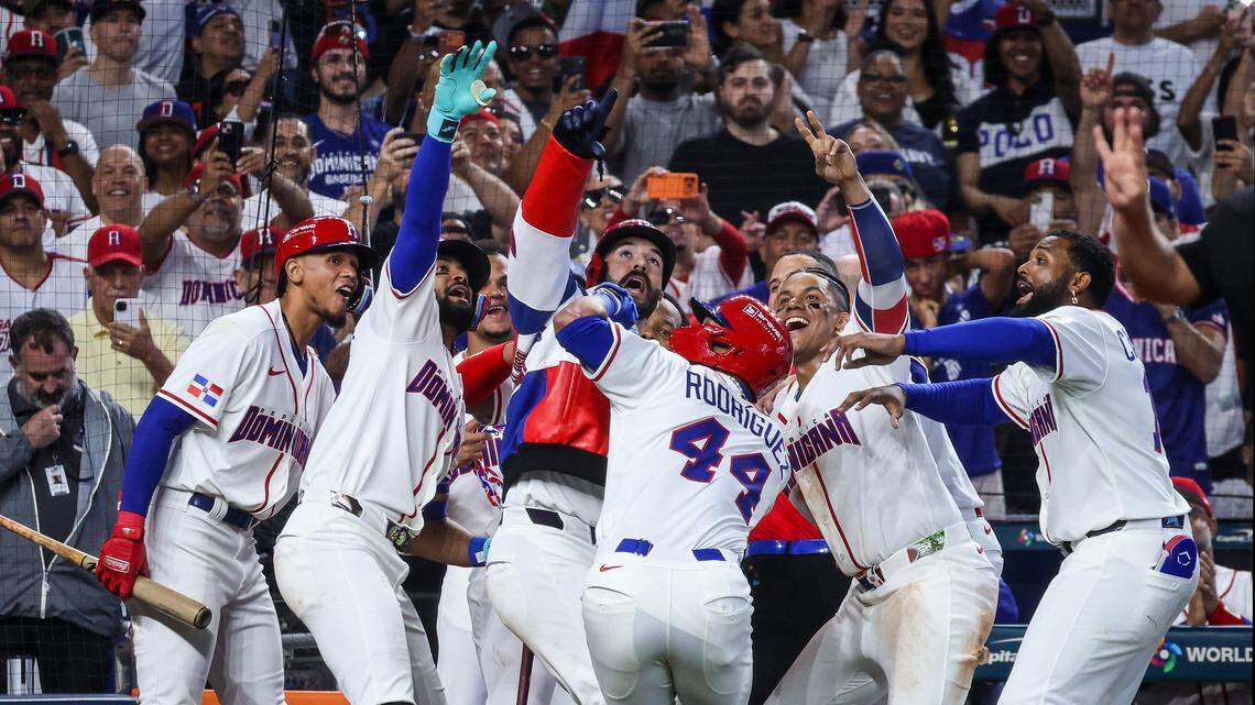 Con cuadrangulares de Juan Soto, Vladimir Guerrero Jr., Junior Caminero y Austin Wells, República Dominicana aplastó 12-1 a los Países Bajos el domingo en Miami, en una demostración de poder ofensivo en el Clásico Mundial de Béisbol. 