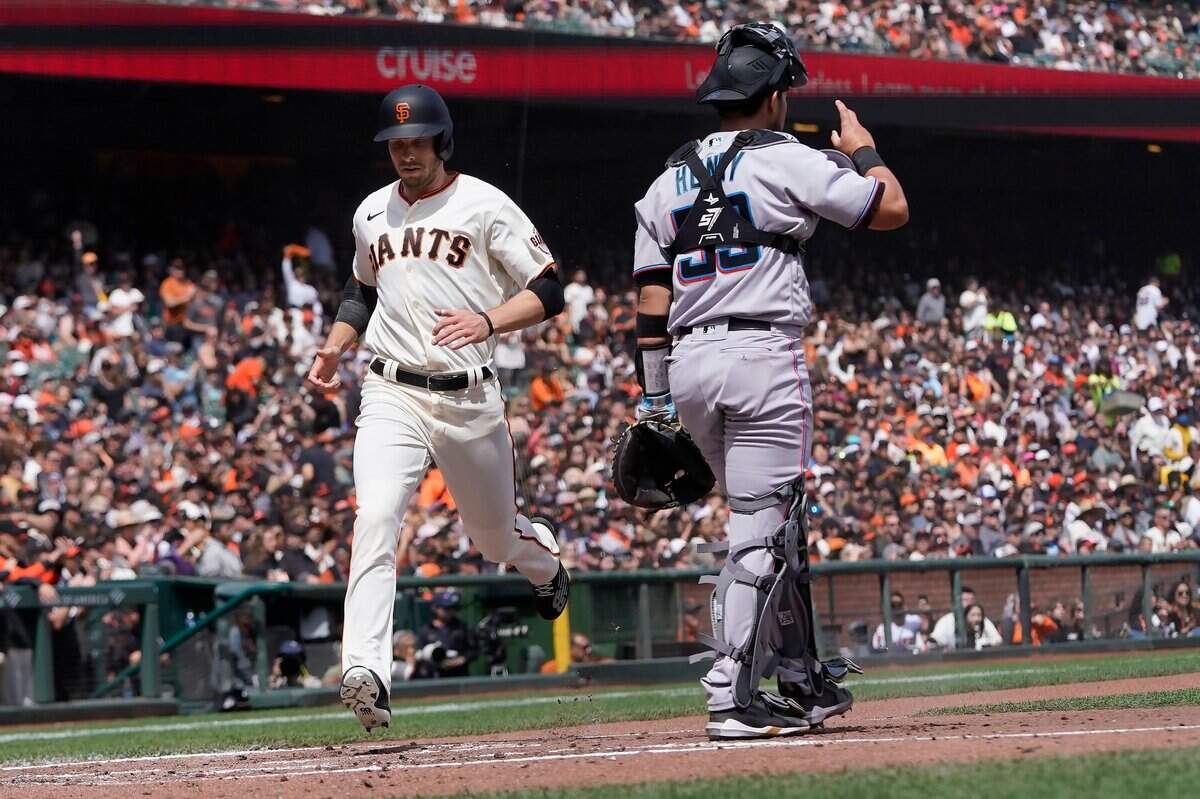 El jardinero de los Gigantes Austin Slater anota una carrera en el tercer inning del partido ante los Marlins de Miami, celebrado el 10 de abril de 2022 en San Francisco.