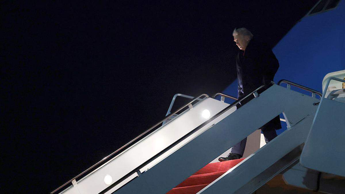 El Air Force One del presidente de Estados Unidos, Donald Trump, presentó un problema eléctrico menor cuando iniciaba su viaje rumbo al Foro Mundial Económico en Davos, Suiza, y se encuentra volando de vuelta a la base en Washington para cambiar de aeronave.
